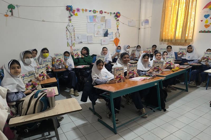 تحویل مجلات رشد بصورت ماهیانه به دانش آموزان